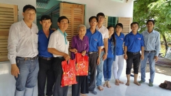 Chi đoàn Bệnh viện Đa Khoa: Thăm tặng quà cho mẹ Việt Nam Anh Hùng