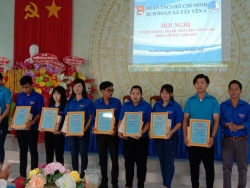 BCH xã đoàn Tây Yên A trao giấy tuyên dương Thanh niên tiên tiến làm theo lời Bác năm 2020.