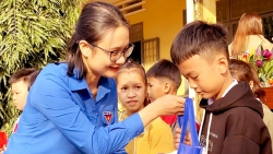 Phó bí thư Thành đoàn TP.HCM Trần Thu Hà tặng quà xuân cho học sinh nghèo - Ảnh: Q.L.