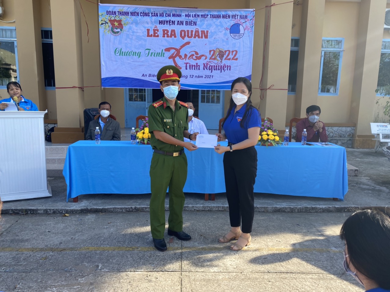 Đ/c Nguyễn Thanh Vân, Uỷ viên Ban Thường vụ Đoàn cơ ở Trại giam Kênh 7 trao 6 xuất quà cho đại diện Hội Cựu Thanh niên xung phong huyện An Biên.