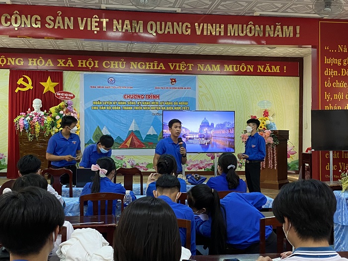 Nguyễn Lưu Lưu - Cán bộ Phòng nghiệp vụ, Trung tâm hoạt động thanh thiếu niên tỉnh Kiên Giang triển khai chuyên đề kỹ năng sống, kỹ năng mềm, kỹ năng dã ngoại.
